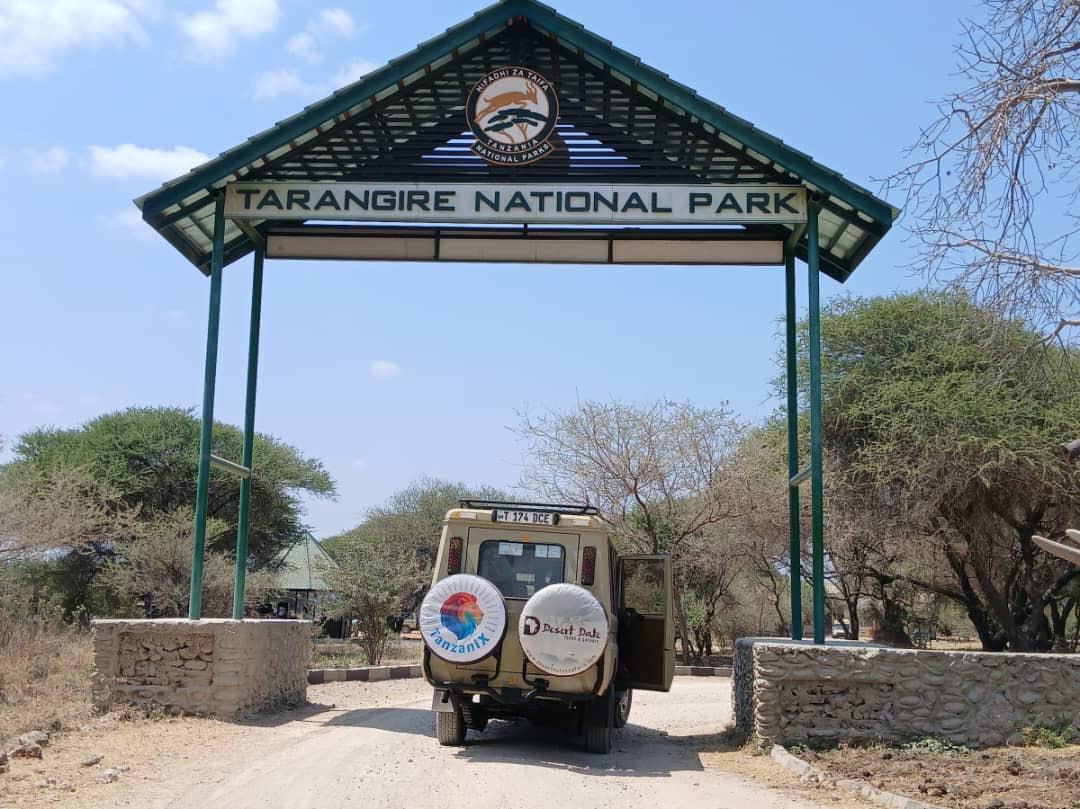 TanzaniX-Partnerfahrzeug am Eingang des Tarangire-Nationalparks